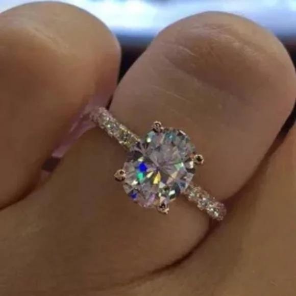 18K WHITE GOLD OVAL CUT ENGAGEMENT, BEAUTIFUL RING, SHINY RING - Picture 2 of 3